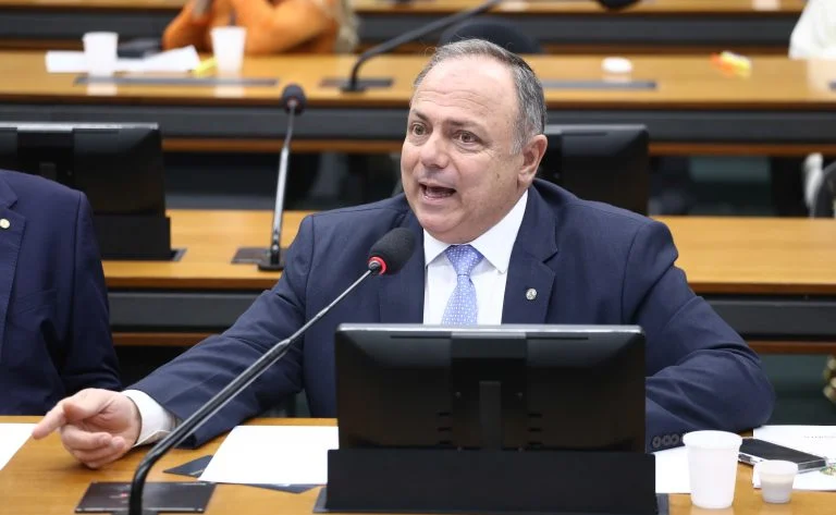 Blindagem de tetos solares em veículos: Câmara aprova peça única e fixa e libera blindagem parcial, entenda mudanças e tramitação Comissão aprova novas regras para blindagem de tetos solares e prevê proteção parcial - Notícias