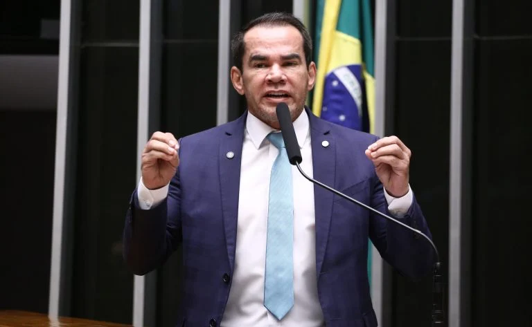 Garimpo ilegal: Comissão da Câmara aprova regra que barra destruição imediata de máquinas e prioriza leilão, doação e uso público Comissão aprova restrição à destruição de máquinas apreendidas em garimpo ilegal - Notícias