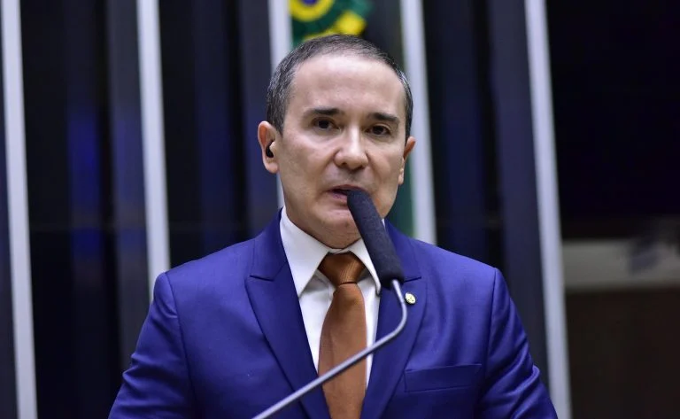 Projeto na Câmara criminaliza QR Code falso com pena de até 8 anos e mira golpes digitais e invasão de dispositivos Projeto criminaliza uso de QR Code falso para aplicar golpes e invadir dispositivos - Notícias
