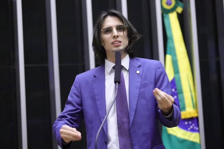 Punição para motorista que usa veículo para intimidar pode subir até 1/6, entenda o PL 6276/25 na Câmara dos Deputados Projeto aumenta punição para motorista que coloca em risco a segurança das pessoas - Notícias