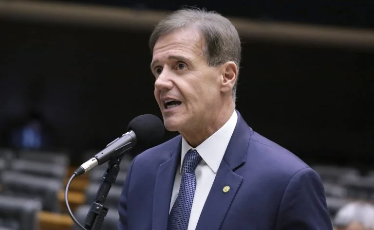 Proibição de armas para pessoas sob medida protetiva avança na Câmara: entenda o PL 3874/23, quem será afetado e os próximos passos Deputado defende proibição de armas para pessoas sob medida protetiva; veja a entrevista - Notícias