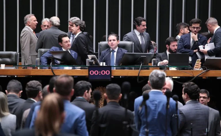 Projeto antifacção PL 5582/25, aprovado na Câmara dos Deputados, endurece penas e tipifica domínio social estruturado contra milícias e facções Projeto antifacção lista condutas e agravantes para crimes cometidos por integrantes de milícia - Notícias