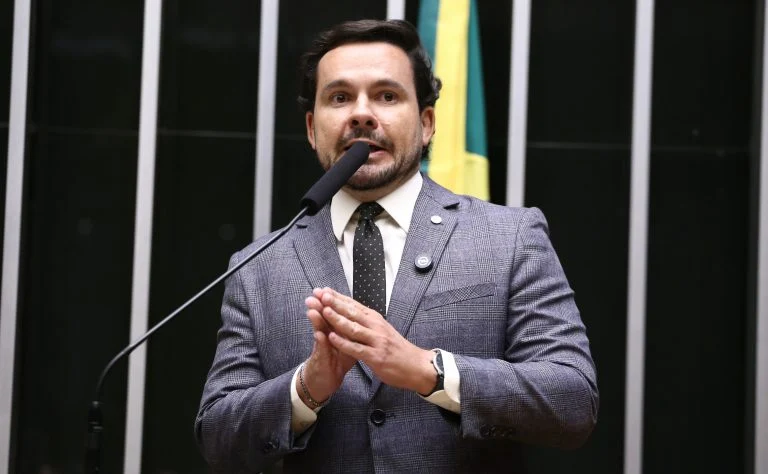 Certidão criminal para casamento: CCJ da Câmara aprova PL 1973/23 e relator diz que medida pode reduzir violência contra a mulher Relator diz que exigir certidão criminal para casamento pode reduzir violência contra mulher; ouça a entrevista - Notícias