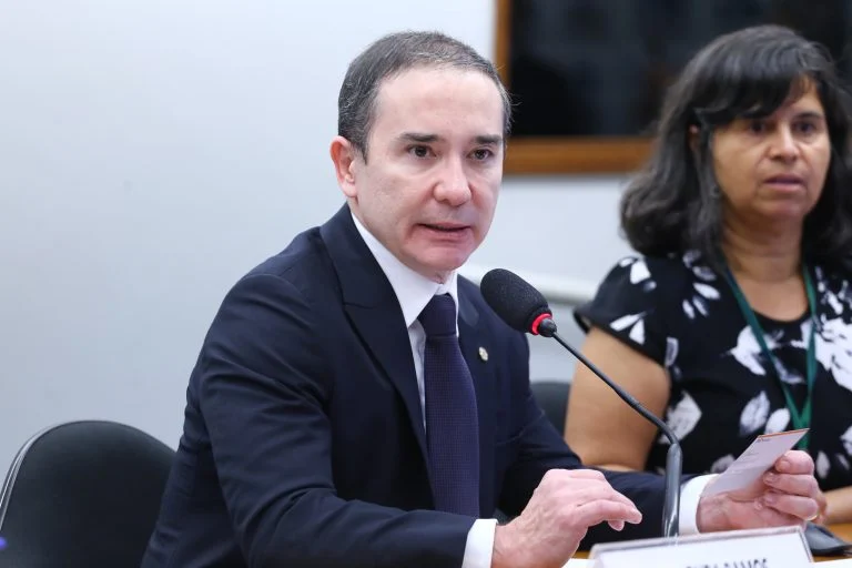 Violência doméstica em condomínios: entenda o PL 6922/25 que obriga síndicos a comunicar a polícia em até 24 horas Projeto obriga condomínios a comunicar indícios de violência doméstica à polícia - Notícias