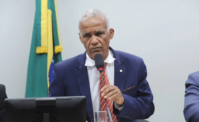 Internação de jovens dependentes de drogas: projeto na Câmara autoriza pais a solicitar acolhimento voluntário com suporte do Suas e votação em urgência Projeto garante aos pais o direito de pedir a internação de jovens dependentes de drogas - Notícias