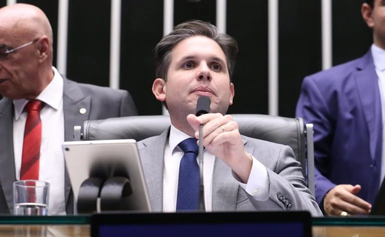 PEC da Segurança Pública na Câmara: Hugo Motta celebra dia histórico, atribui aprovação a diálogo e equilíbrio, e projeta foco contínuo na proteção às mulheres Hugo Motta: aprovação de PEC da Segurança Pública foi resultado de diálogo e equilíbrio - Notícias