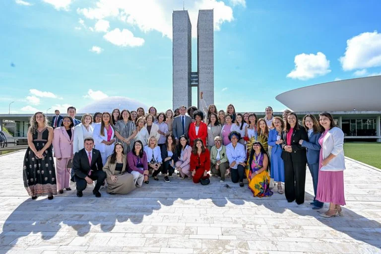 Combate ao feminicídio em 2026: bancada feminina da Câmara fecha pacote com R$ 5 bilhões fora do teto e mais de 80 propostas prioritárias Prioridades da bancada feminina para 2026 têm foco no combate ao feminicídio e na busca por orçamento - Notícias