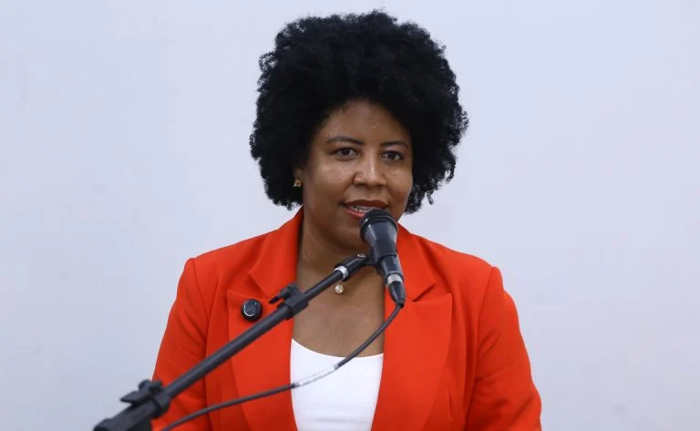 Combate à violência contra a mulher: PLP 41/26 cria Sistema Nacional e libera R$ 5 bilhões até 2028 para conter feminicídios Projeto cria sistema nacional de combate à violência contra a mulher e destina R$ 5 bilhões para conter feminicídios - Notícias