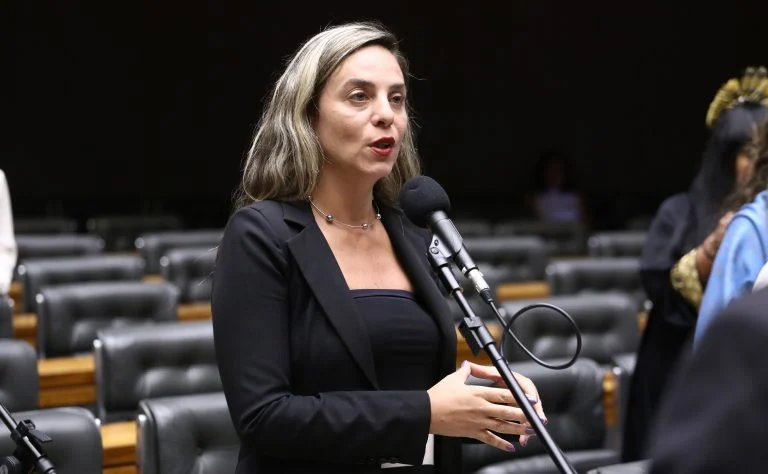 Tornozeleira eletrônica imediata para agressor: Câmara aprova PL 2942/24 que amplia proteção a mulheres em risco e reforça a Lei Maria da Penha Câmara aprova uso imediato de tornozeleira eletrônica por agressor de mulher que permaneça em risco - Notícias
