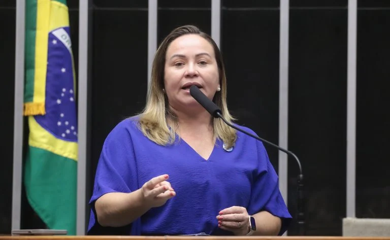 Adicional de 30% para profissionais de saúde em áreas de risco avança na Câmara, entenda quem tem direito e o que muda Comissão aprova criação de adicional de 30% para profissionais de saúde em áreas de risco e conflito - Notícias