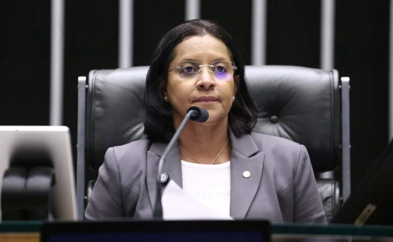 Spray de pimenta para autodefesa feminina: Câmara aprova venda com aval da Anvisa, exigência de capacitação e punições por uso indevido Câmara aprova venda de spray de pimenta para autodefesa pelas mulheres - Notícias