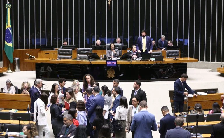Câmara aprova política nacional de assistência jurídica às vítimas de violência: entenda mudanças, cobertura da OAB e Defensorias e próximos passos no Senado Câmara aprova criação de política nacional de assistência jurídica às vítimas de violência - Notícias