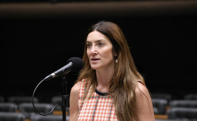 Assistência jurídica a vítimas vulneráveis: Câmara aprova PL 6415/25 e Greyce Elias celebra garantia de defesa qualificada Relatora comemora aprovação de política de assistência jurídica a vítimas vulneráveis; veja a entrevista - Notícias