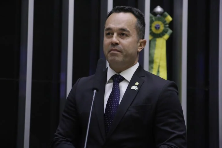 Alerta Prata Nacional: PL 6242/25 propõe notificação imediata por rádio, TV e celular para encontrar idosos e pessoas com deficiência desaparecidos Projeto cria sistema de alerta nacional para localizar idosos e pessoas com deficiência - Notícias