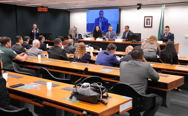 Porte de arma para fiscais agropecuários: Capitão Alden pede análise separada do PL 4631/25 após relatos de agressões e morte no Pará Deputado pede análise em separado do porte de arma para fiscais agropecuários - Notícias