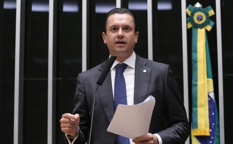Câmara aprova pacote contra o golpe do falso advogado: penas mais duras, bloqueio de Pix e novas regras de segurança digital Câmara aprova medidas para coibir "golpe do falso advogado" - Notícias