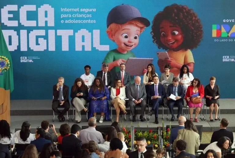 ECA Digital: Hugo Motta defende ambiente digital saudável e seguro para crianças e adolescentes após assinatura de decretos no Planalto Motta defende ambiente digital saudável e seguro para jovens e crianças - Notícias