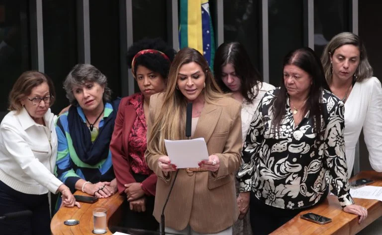 Câmara dos Deputados aprova pena de 20 a 40 anos para homicídio vicário, classifica o crime como hediondo e reconhece violência vicária na Lei Maria da Penha Câmara aprova pena de prisão de até 40 anos para crime de homicídio vicário - Notícias