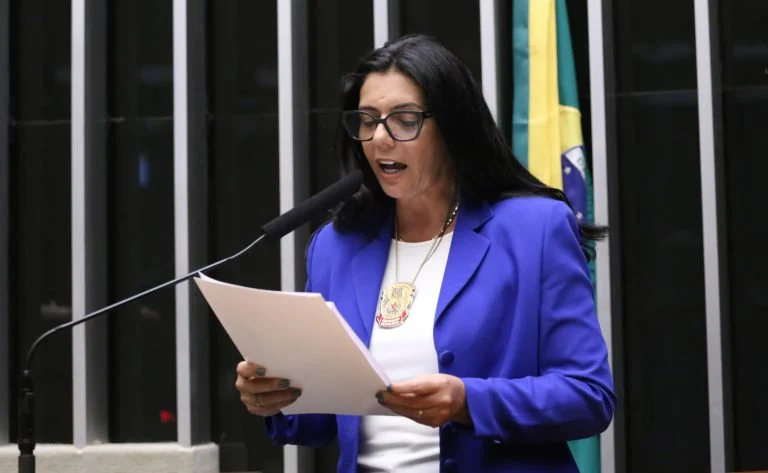 Readaptação de policiais e bombeiros com deficiência avança na Câmara, com realocação administrativa e salário mantido Comissão aprova readaptação de policiais e bombeiros com deficiência em funções administrativas - Notícias