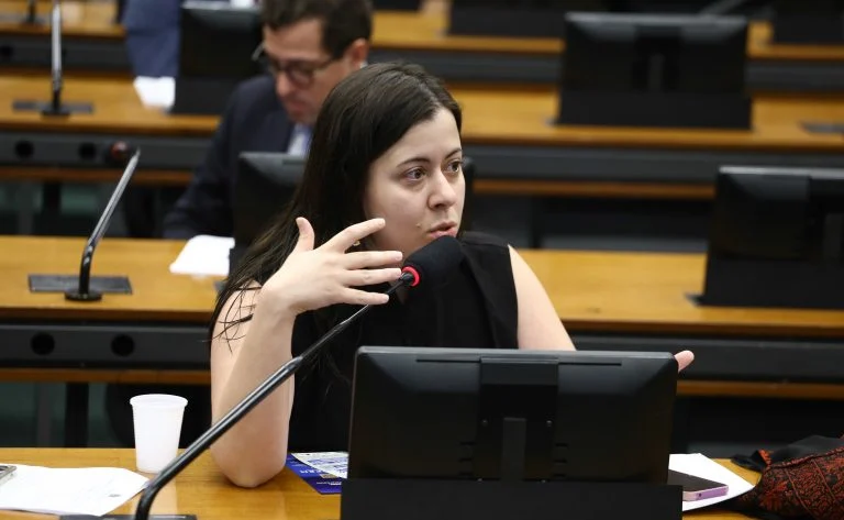 Comissão da Câmara aprova suspensão do porte de arma para agentes de segurança sob efeito de drogas e álcool, entenda o que muda e as próximas etapas Comissão aprova suspensão de porte de arma para agentes de segurança sob efeito de drogas - Notícias