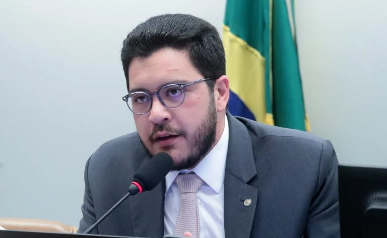 Câmara avança no combate à pornografia falsa gerada por IA, redes sociais poderão sofrer multa de 2% do faturamento e suspensão Comissão aprova multa e suspensão de rede social que abrigar pornografia falsa gerada por IA - Notícias