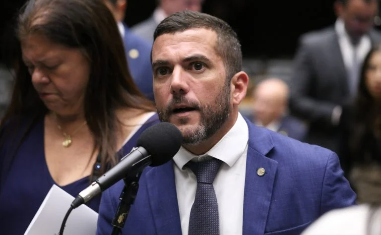 Cadastro Nacional de Pedófilos: PL 6187/25 prevê inclusão após condenação em primeira instância e consulta pública por 10 anos Projeto prevê inclusão no cadastro de pedófilos após condenação em primeira instância - Notícias