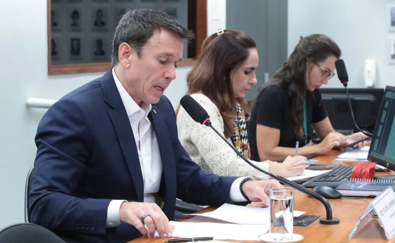 Câmara acelera debate e pressiona por urgência para endurecer o controle sanitário de suplementos alimentares no Brasil; entenda o que muda Grupo de trabalho aprova relatório e recomenda urgência para endurecer controle sanitário de suplementos alimentares - Notícias
