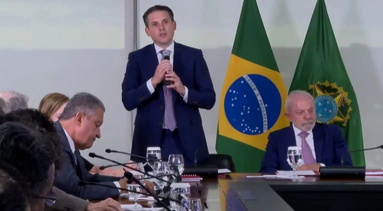 Lei Antifacção: Hugo Motta destaca maturidade política após sanção de Lula e novo marco para enfrentar crime organizado e milícias Motta afirma que Lei Antifacção é uma grande demonstração de maturidade política - Notícias
