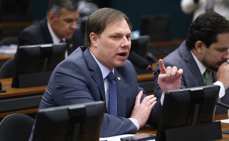 Manutenção mensal de elevadores: CCJ aprova PL 6125/13 com inspeção anual por engenheiro e regras mais rígidas para escadas e esteiras Comissão aprova projeto que prevê manutenção mensal de elevadores, esteiras e escadas rolantes - Notícias