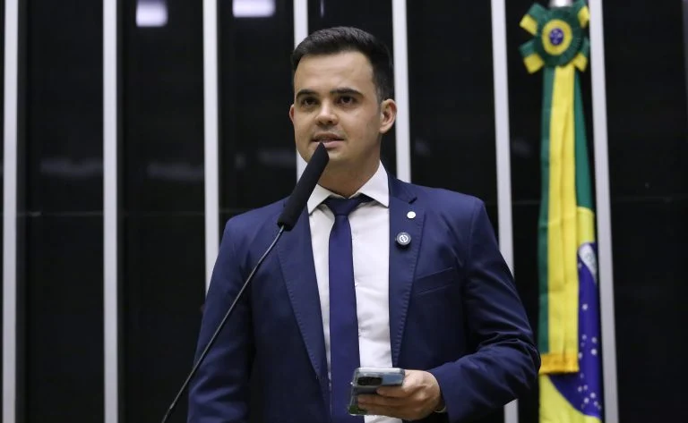 Comissão da Câmara aprova porte de arma para donos de lojas de armas e diretores de clubes de tiro: entenda o PL 5427/25 e os próximos passos Comissão aprova porte de arma para donos de lojas de armas e diretores de clubes de tiro - Notícias