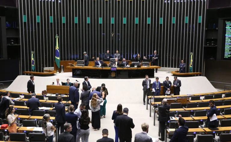 Reajuste das forças de segurança do DF, Câmara aprova a MP 1326/25 com aumentos de até 28,4% e novas regras de carreira antes da análise do Senado Câmara aprova MP com reajuste para forças de segurança do Distrito Federal; texto vai ao Senado - Notícias