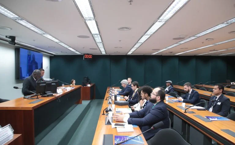 Motoristas de aplicativo pedem maior remuneração e mais segurança na Câmara, com foco no PLP 152/25 e no impacto dos algoritmos Motoristas de aplicativo pedem maior remuneração e mais segurança em debate na Câmara - Notícias