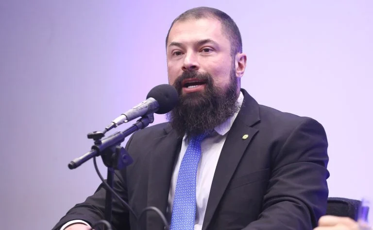 Comissão da Câmara aprova porte de arma para atiradores com mais de um ano de registro, entenda regras, alcance e tramitação do PL 1038/25 Comissão aprova porte de arma para atiradores com mais de um ano de registro - Notícias