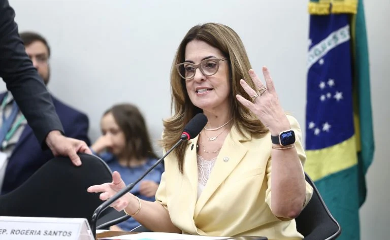 Combate à violência doméstica em programa de saúde de policiais avança na Câmara, PL 2615/24 inclui diretrizes no Pró-Vida e prevê reeducação obrigatória Comissão aprova incluir combate à violência doméstica em programa de saúde de policiais - Notícias