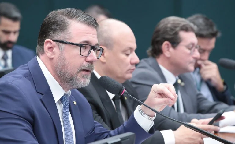 Comissão da Câmara aprova destinar taxa de colecionador de arma ao Funapol: entenda o que muda para CACs, PF e Exército no PL 6033/25 Comissão aprova destinar taxa de colecionador de arma a fundo da Polícia Federal - Notícias