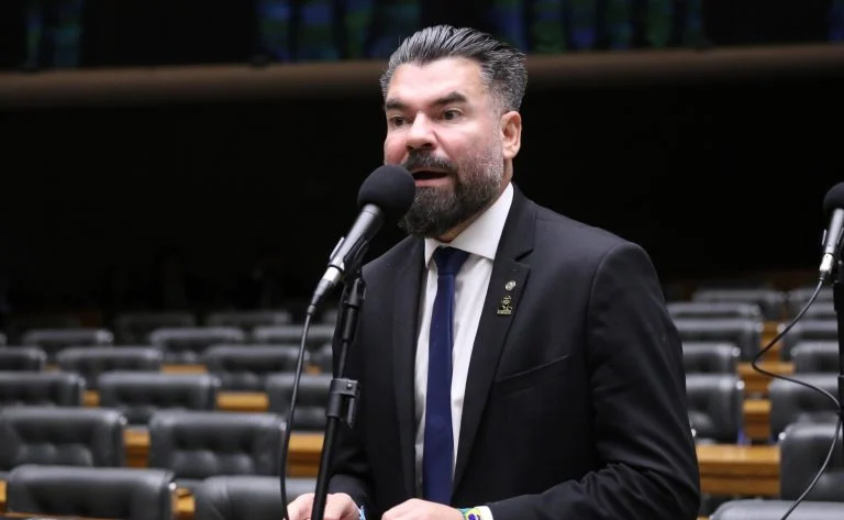 Porte de arma para fiscais do Procon: PL 6243/25 quer alterar o Estatuto do Desarmamento e liberar posse e porte em todo o Brasil Projeto autoriza porte de arma para fiscais do Procon em todo o país - Notícias