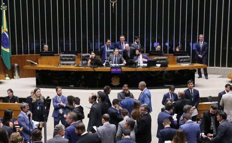 Câmara aprova reajuste de multas da ANP em 4,7 vezes para coibir adulteração de combustíveis, proposta segue ao Senado Câmara aprova projeto que reajusta multa por adulteração de combustíveis - Notícias