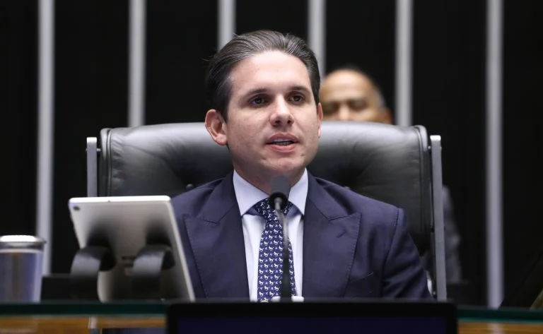 Violência contra a mulher: Lula sanciona três leis, e Hugo Motta celebra avanço com tornozeleira eletrônica, vicaricídio e proteção a mulheres indígenas Motta destaca sanção de três leis de combate à violência contra a mulher - Notícias