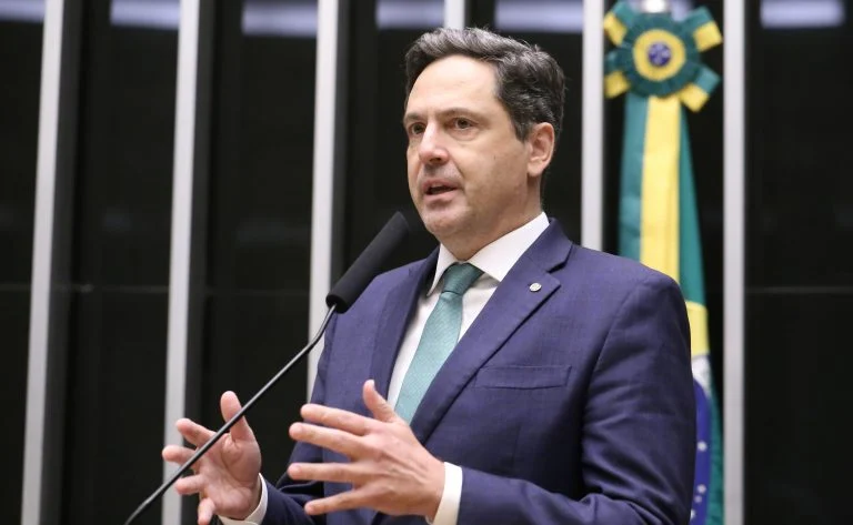 Comissão da Câmara aprova projeto que enquadra PCC e CV como grupos terroristas e adiciona 11 cartéis latino-americanos à lista Comissão aprova projeto que classifica PCC e CV como grupos terroristas junto a 11 cartéis latinos - Notícias
