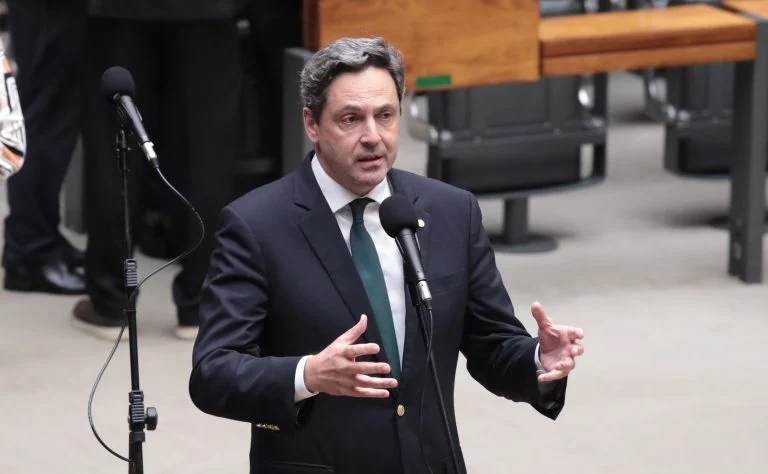 Comissão de Defesa da Câmara aprova suspensão da portaria do Exército sobre gestão de armas para CAC, entenda impactos, críticas e tramitação Comissão aprova suspensão de portaria do Exército sobre gestão de armas para CAC - Notícias