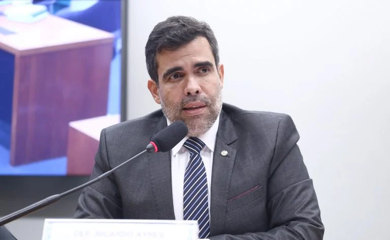 Comissão da Câmara aprova projeto que criminaliza falsa blitz e bloqueio de vias, entenda penas e próximos passos Comissão aprova projeto que torna crime o ato de bloquear vias com falsa blitz - Notícias