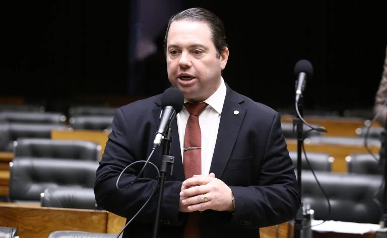 Comissão de Segurança Pública da Câmara aprova projeto para agilizar a pensão por morte de policiais e bombeiros: o que muda, quem tem direito e próximos passos Comissão aprova projeto que agiliza pensão por morte de policiais mortos em serviço - Notícias