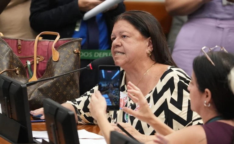 Comissão da Câmara aprova punição para quem divulgar desafios perigosos para crianças na internet, com pena de até 20 anos em casos de morte Comissão aprova punição para quem divulgar desafios perigosos para crianças na internet - Notícias