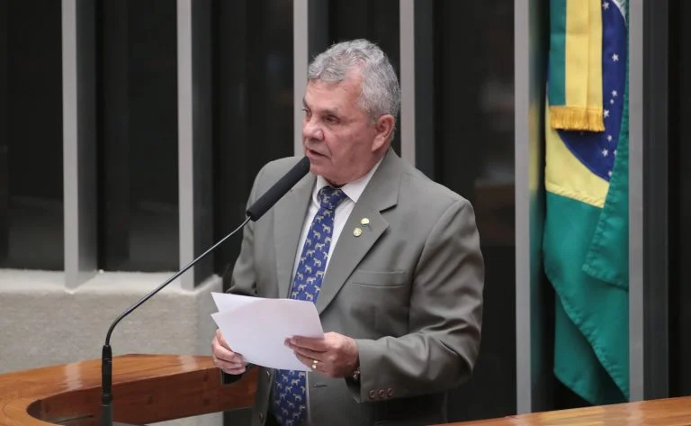 Comissão da Câmara aprova porte de arma para agentes de fiscalização ambiental: entenda o PL 5911/25, quem se enquadra e os próximos passos Comissão aprova porte de arma para agentes de fiscalização ambiental - Notícias