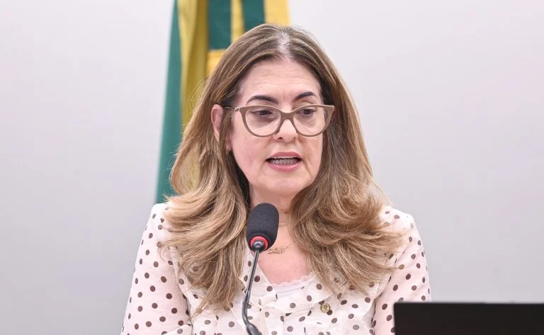 Comissão da Câmara aprova proibição de pornografia com adultos simulando crianças e adolescentes, entenda o que muda no ECA e as penas Comissão aprova proibição de pornografia com adultos simulando crianças e adolescentes - Notícias