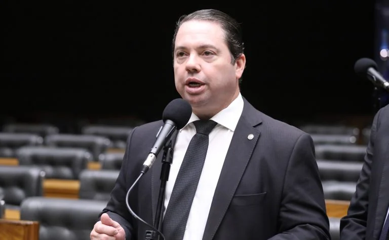 Transferência de armas de militares mortos: Comissão da Câmara aprova PL 4470/25 com prazo de 60 dias e alvará gratuito Comissão aprova regras para agilizar transferência de armas de militares mortos - Notícias