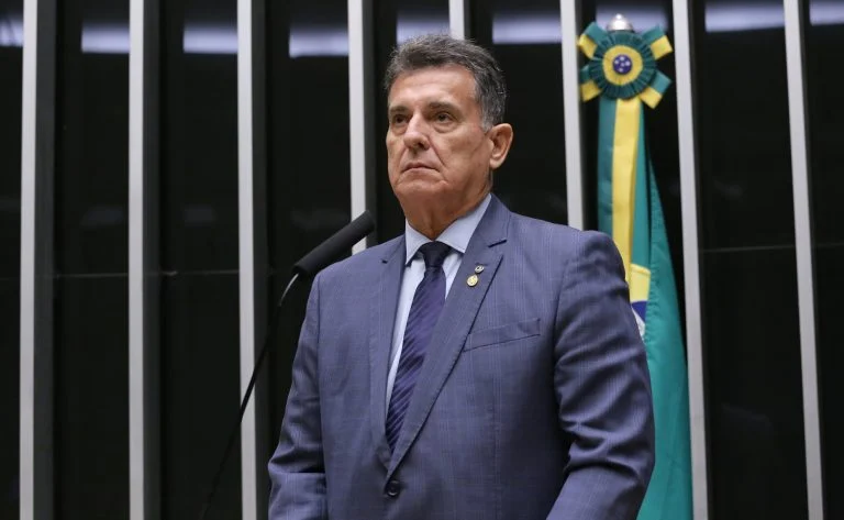 Jornada de trabalho de policiais e bombeiros militares: Câmara aprova limite de 144 horas mensais, banco de horas e exceções legais Câmara aprova projeto que regulamenta a jornada de trabalho de policiais e bombeiros militares - Notícias