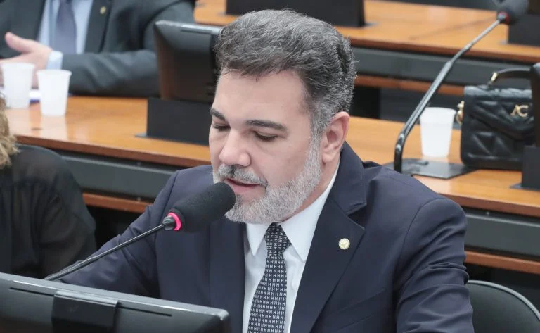Comissão aprova punição para uso de IA em violência contra a mulher - Notícias