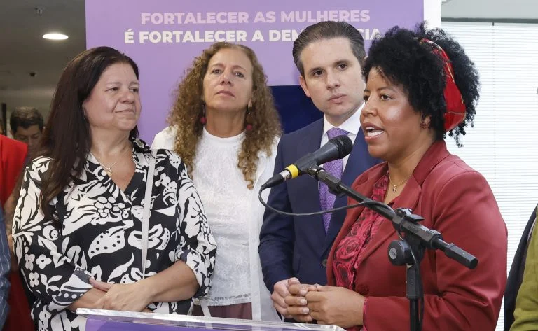 Programa Antes que Aconteça: o que muda com a Lei 15.398/26 na prevenção da violência contra a mulher, das salas lilás ao uso de IA Lei cria o programa Antes que Aconteça de prevenção à violência contra a mulher - Notícias