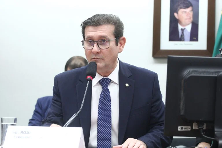 Transferência de armas entre CACs na PF: deputados e atiradores cobram solução imediata, e novo portal com IA no Sinarm promete reduzir 80% do trabalho manual Deputados e associações de atiradores cobram da Polícia Federal solução para transferência de armas - Notícias